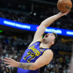 Penampilan gemilang Luka Doncic dengan 32 poin membantu Lakers akhirnya meraih kemenangan di Denver
