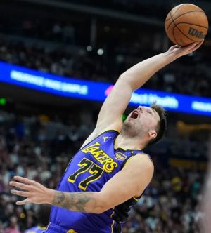 Penampilan gemilang Luka Doncic dengan 32 poin membantu Lakers akhirnya meraih kemenangan di Denver