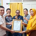 Penyerahan Piagam Penghargaan Kepada Kepala UPT SPF SDN Mangkura 1 Makassar oleh Management GSCA Indonesia