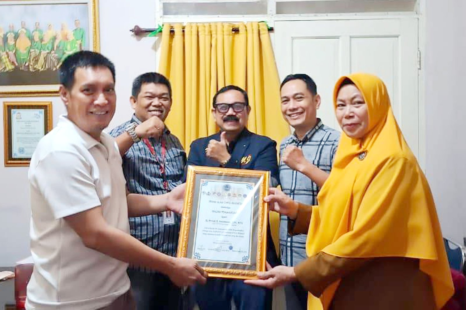 Penyerahan Piagam Penghargaan Kepada Kepala UPT SPF SDN Mangkura 1 Makassar oleh Management GSCA Indonesia