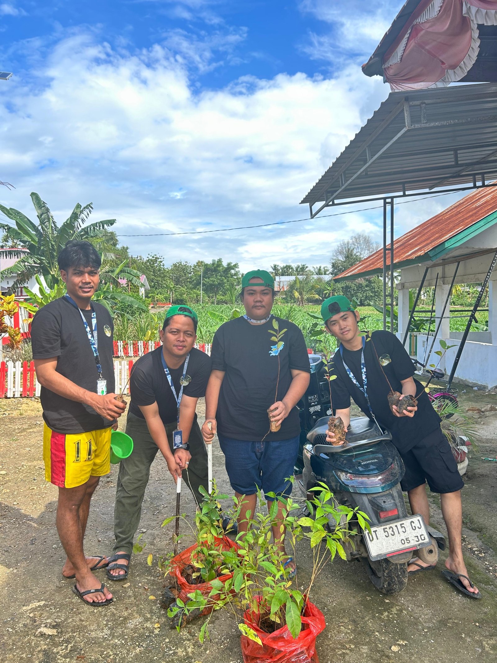 Penanaman Bibit Pohon Oleh Mahasiswa KKN UIN Alauddin Makassar di Desa Manciri Kabupaten Bone